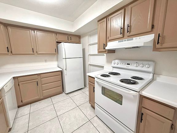 Beautiful kitchen with full sized fridge & freezer, full range oven/stove top, spacious spice rack.