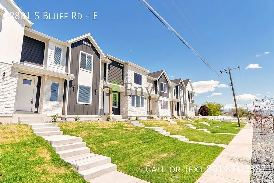 Enormous 3 Bed - 2 Bath Pet Friendly Townhome with Large Unfinished Basement! - Available NOW! — Photo 2
