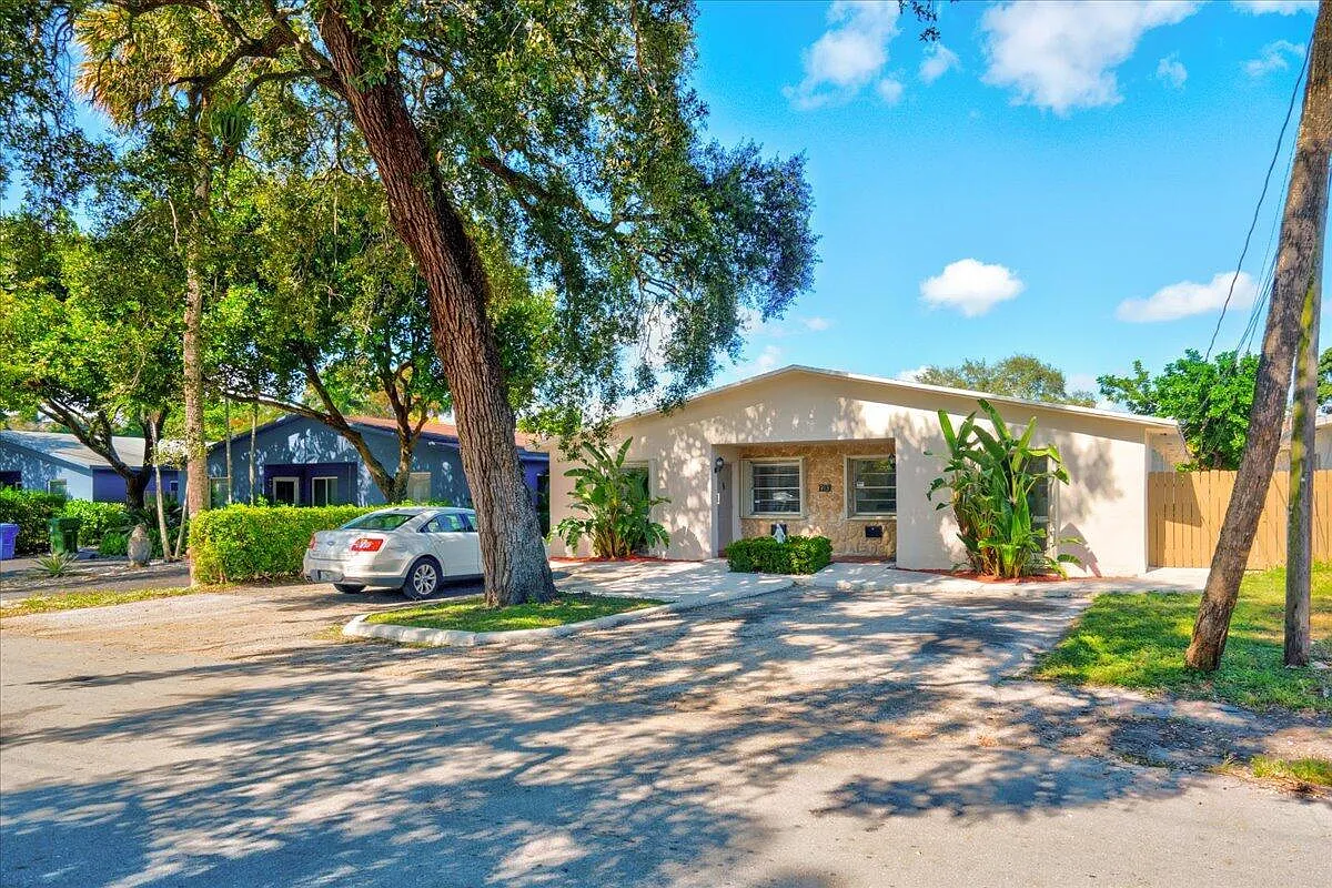 3 bed, 2.0 bath, 1444 sqft, $2,700 — Photo 2