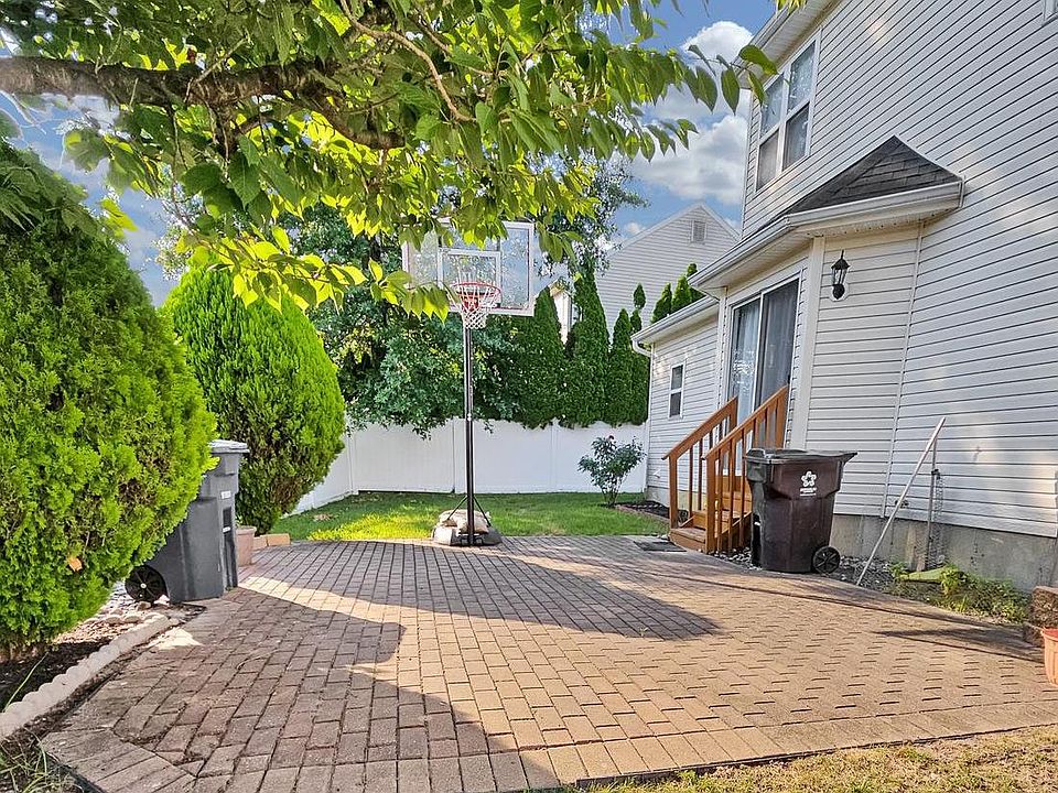 2nd image of 10 Woodyfield Ln