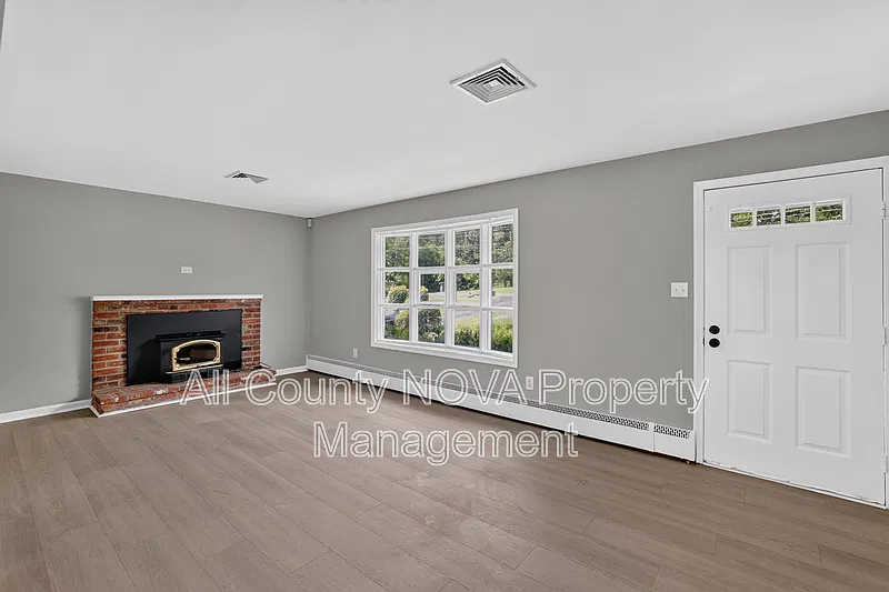 3 bed, 2.5 bath, $3,695 — Photo 4