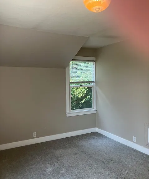 5915 Waller Rd E — Photo 16