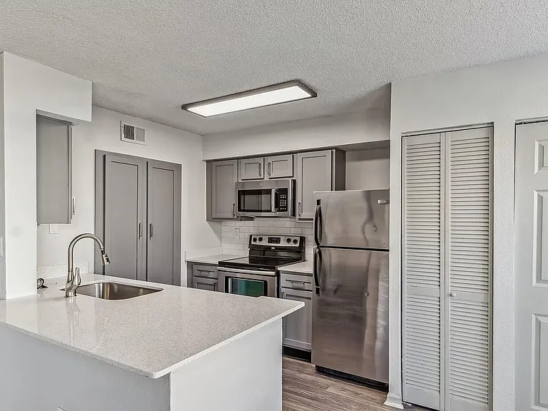 Summerlake Apartments — Photo 1