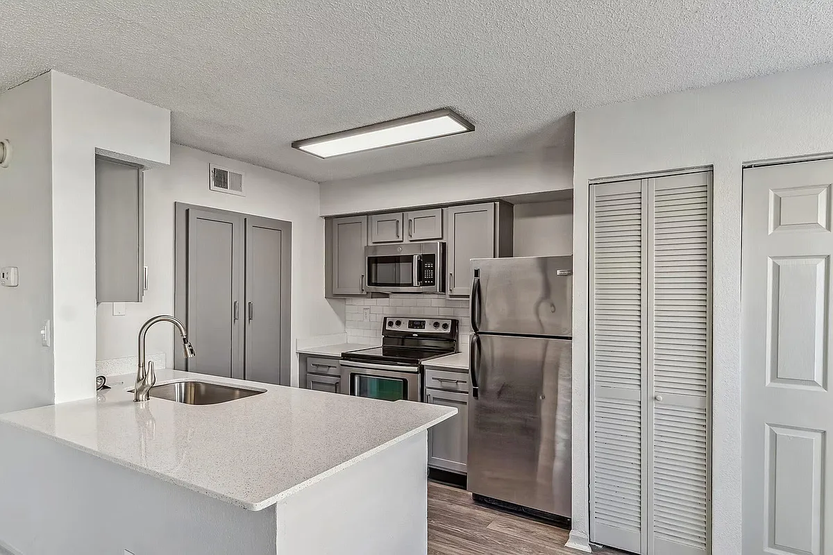 Building Photo - Summerlake Apartments