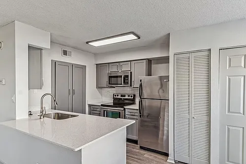 Summerlake Apartments Photo 1
