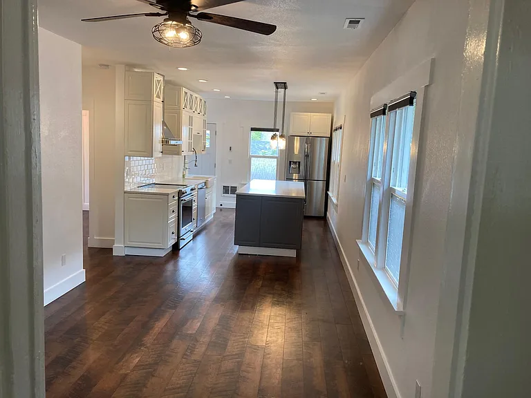 709 N Cedar St — Photo 12