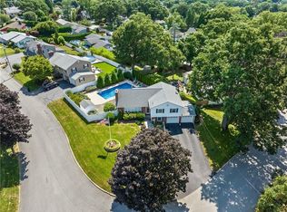 110 Sweetbriar Dr, Cranston, RI 02920