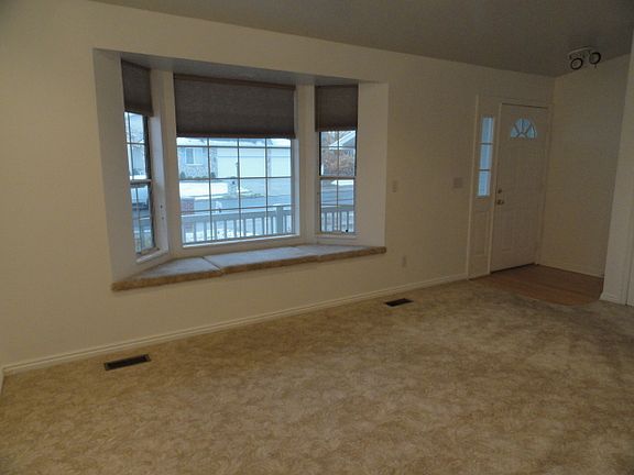 3rd image of 970 E Canterbury Dr