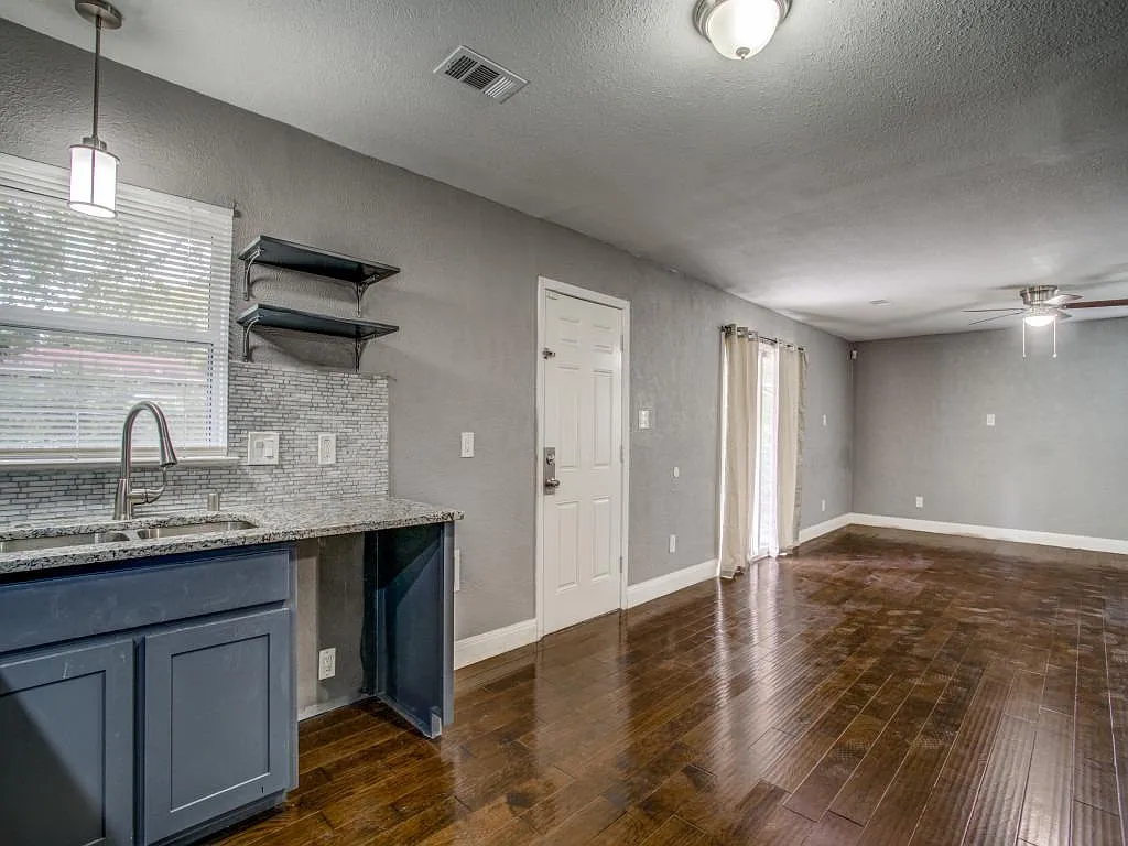 3 bed, 1.5 bath, 1200 sqft, $1,895 — Photo 3