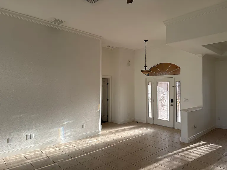 5016 Friars Cove St — Photo 4