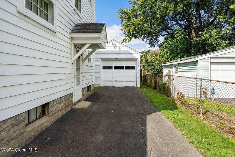 4th image of 1987 10th Street