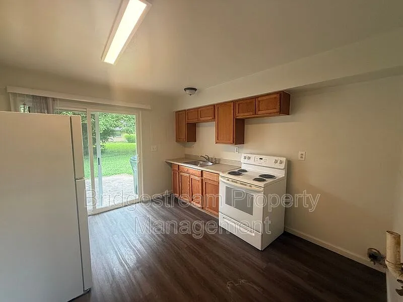 2 bed, 1.0 bath, 747 sqft, $895 — Photo 4