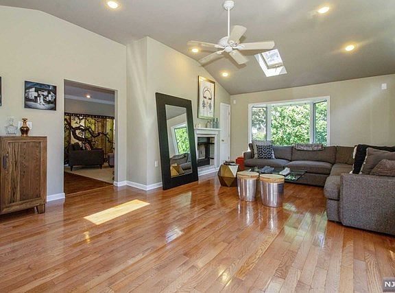 5th image of 65 Lawrence St