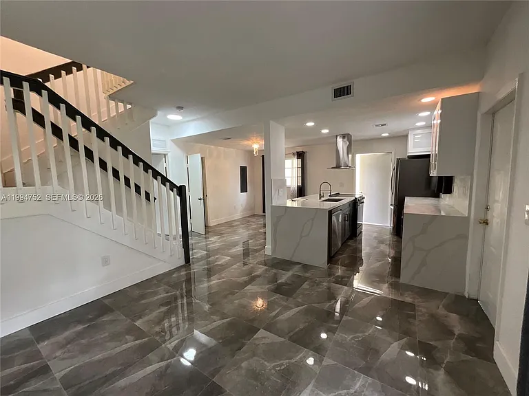 435 NW 19th Ln — Photo 9
