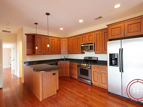 4th image of 6957 N Greenview Ave #A401