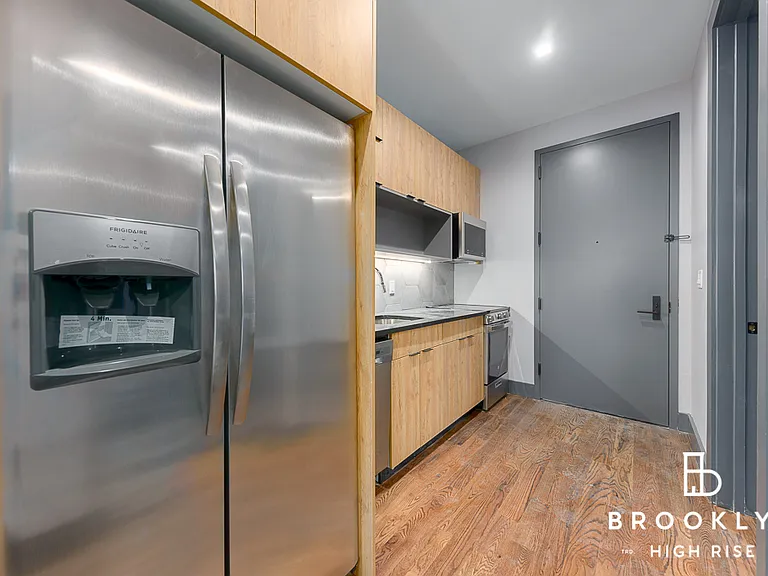 1461 Gates Ave #4A — Photo 3