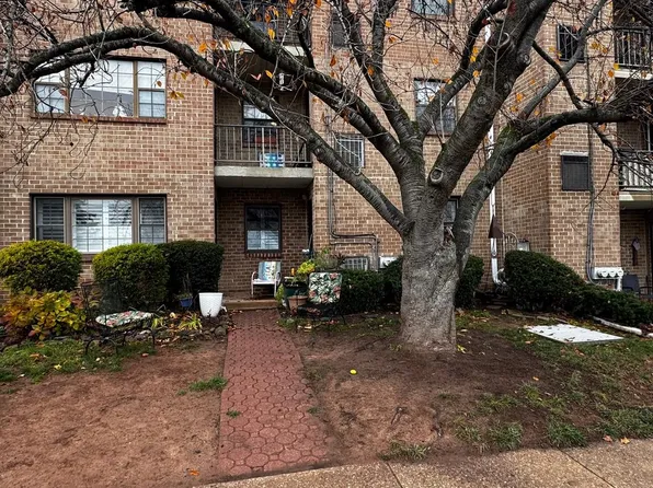 176 Riversedge Dr, Norristown, PA 19403