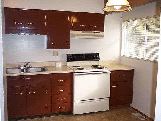 Lots of natural light in kitchen