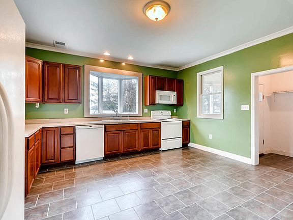 Kitchen w/ wood cabinetry