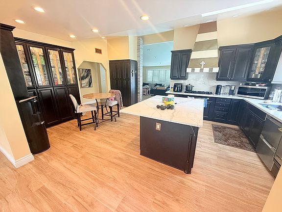 5th image of 20638 Clarendon St