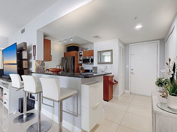 5th image of 2775 NE 187th St #6XX