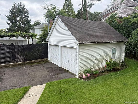 4th image of 332 Rich Avenue