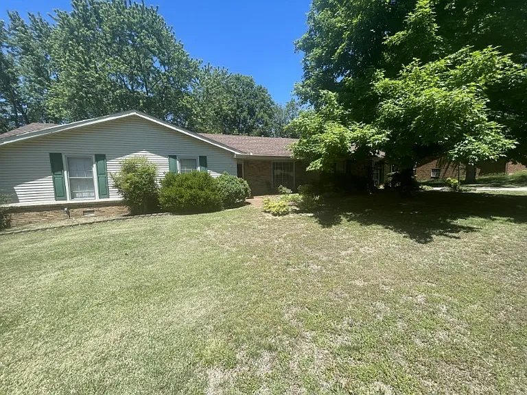 119 Trousdale Dr — Photo 1