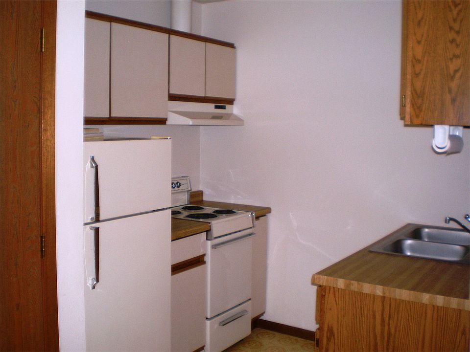 Kitchen, newer stove and refrigerator