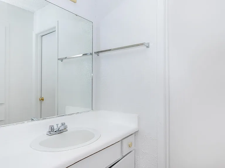 3737 Hillcroft Apartments — Photo 15