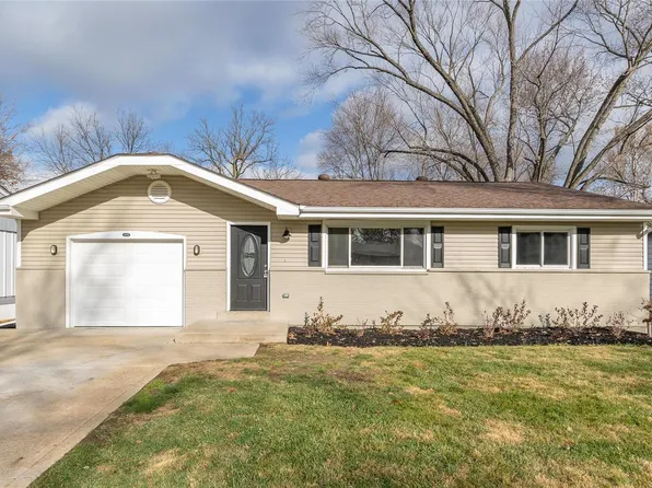 11829 Longmont Dr, Maryland Heights, MO 63043