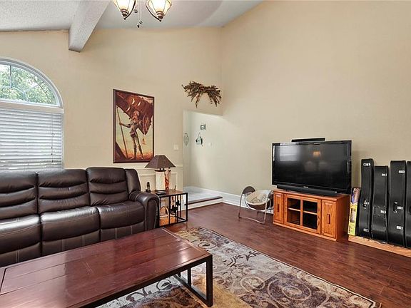5th image of 721 Swan Dr
