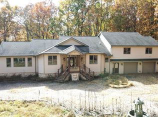 806 Hoover Ct, Hawley, PA 18428