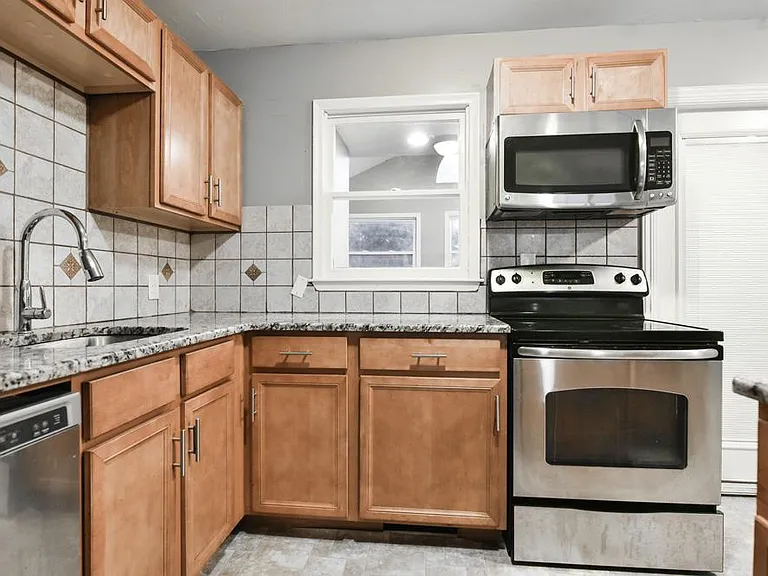 614 S Pine St — Photo 3