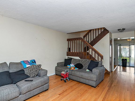 4th image of 1744 De Forest Ln