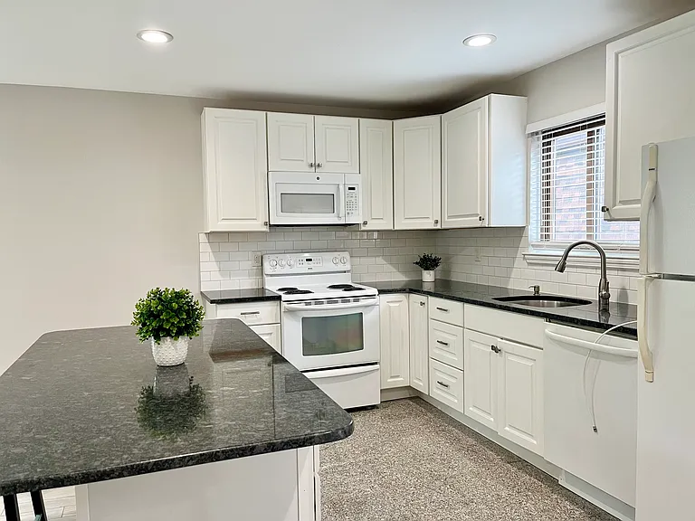 702 Meadow Woods Ln — Photo 5
