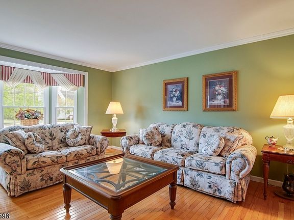 5th image of 14 Chelsea Dr