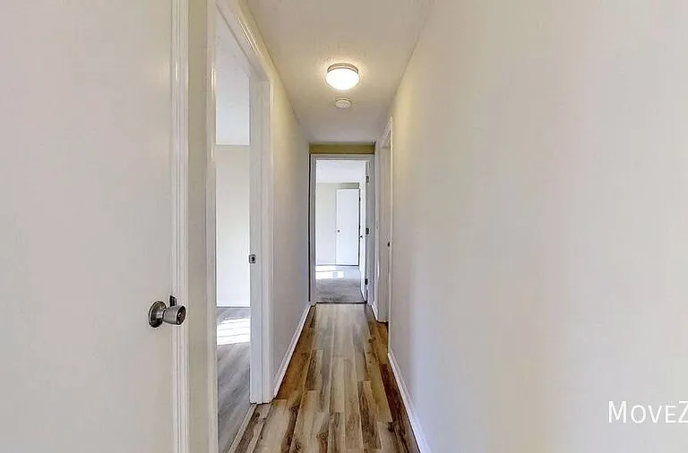 1641 Arlyn Cres E — Photo 11