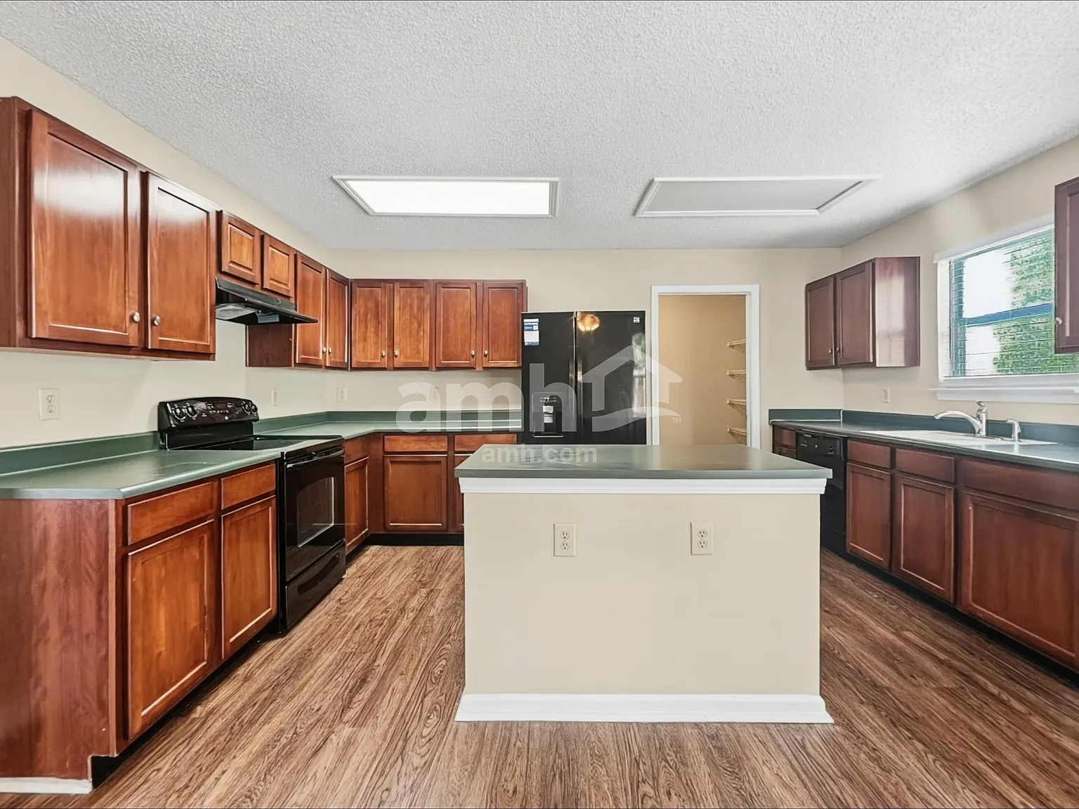 3 bed, 2.0 bath, 1861 sqft, $2,195 — Photo 3