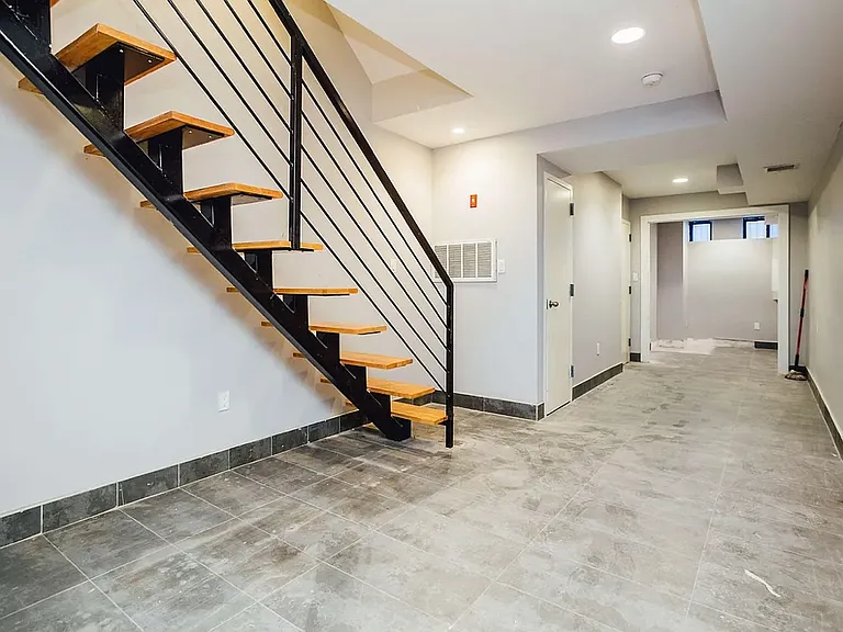 323 Melrose St #1L — Photo 9