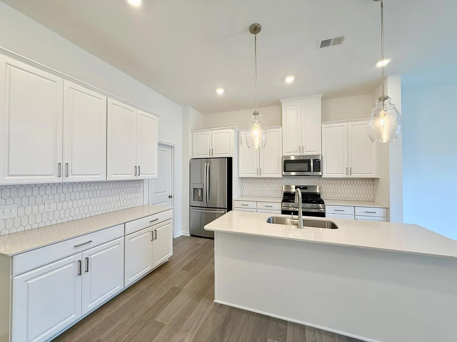 3 bed, 2.5 bath, 2001 sqft, $2,400 — Photo 3