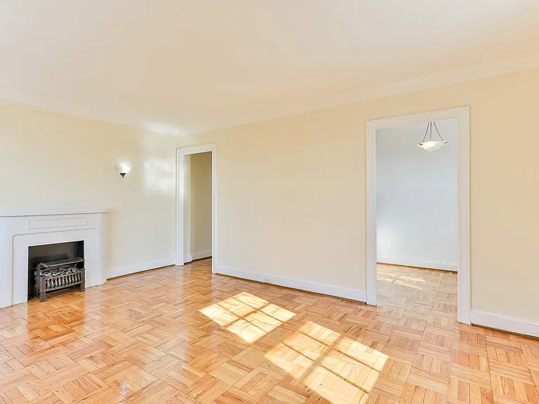 555 Russell Hill Rd — Photo 14