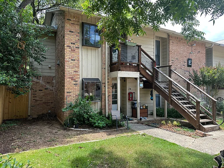 421 W San Antonio St #E1 — Photo 1