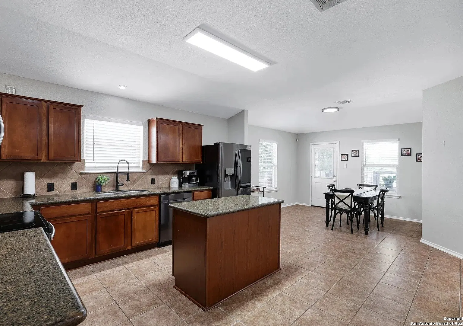 3 bed, 1648 sqft, $2,200 — Photo 4