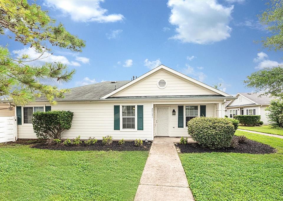 Welcome Home to 20641 Patriot Park Lane in the cozy community of Lakeville!