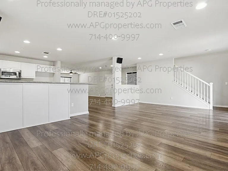 139 Thompson Ave — Photo 17