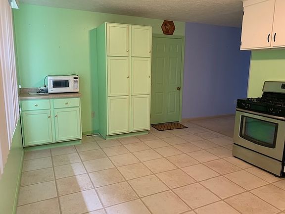 3rd image of 1005 N Illini Ave