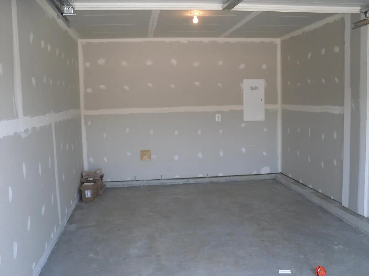 Garage - 42595 Chisholm Dr
