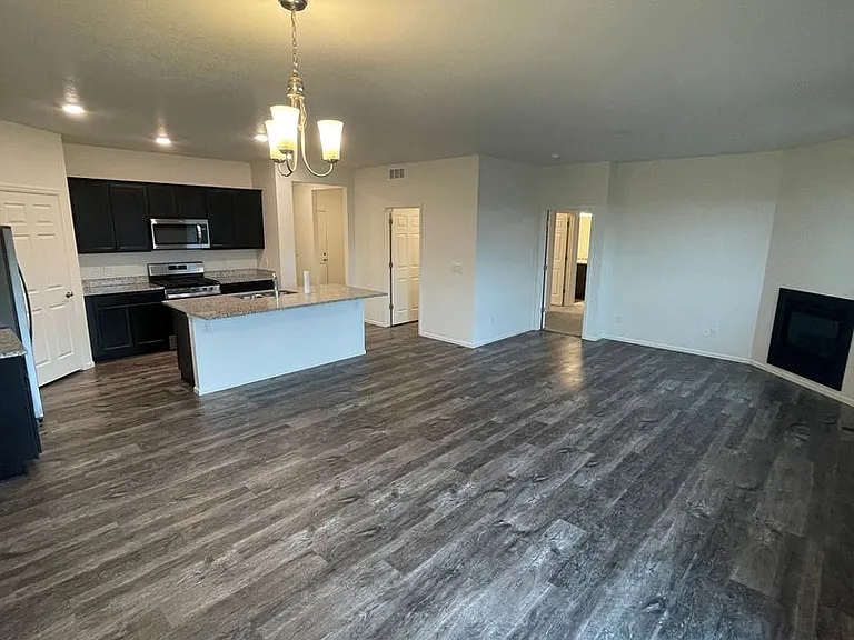 1576 Clarendon Dr — Photo 3