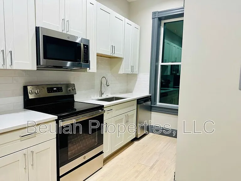 1952 Cherokee St #2F — Photo 2