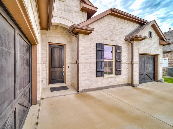 4th image of 401 Lake Cove Dr